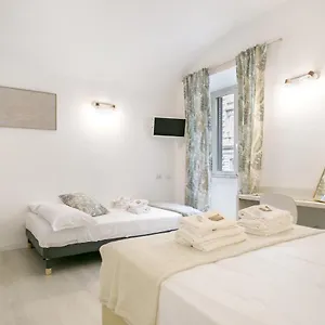 Couette-café White Candia, Rome